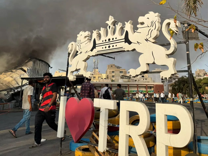 TRP गेम जोन के लिए कालावाड रोड पर एक विशाल अस्थायी ढांचा खड़ा किया गया था।