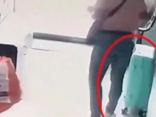 कोलकाता के न्यू टाउन इलाके में स्थित अपार्टमेंट के एक फ्लैट के बाहर का यह CCTV फुटेज सामने आया है। यह वही फ्लैट है, जहां अनार को आखिरी बार देखा गया था। - Dainik Bhaskar