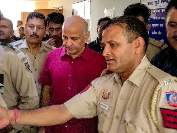 मनीष सिसोदिया को CBI ने 26 फरवरी 2023 को करीब 8 घंटे की पूछताछ के बाद गिरफ्तार किया था। इसके बाद ED ने भी उन्हें मनी लॉन्ड्रिंग के मामले में गिरफ्तार कर लिया। - Dainik Bhaskar