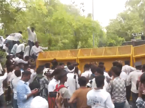 दिल्ली में NSUI कार्यकर्ताओं ने प्रदर्शन करके शिक्षा मंत्री धर्मेंद्र प्रधान का इस्तीफा मांगा।