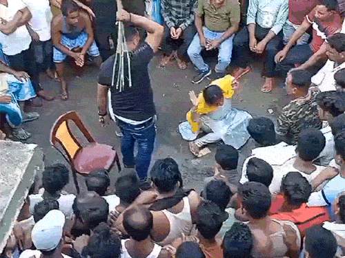 वीडियो की शुरुआत में व्यक्ति महिला को बेरहमी से छड़ी से मारता है। आसपास खड़ी भीड़ चुपचाप तमाशाबीन की तरह देखती रहती है।