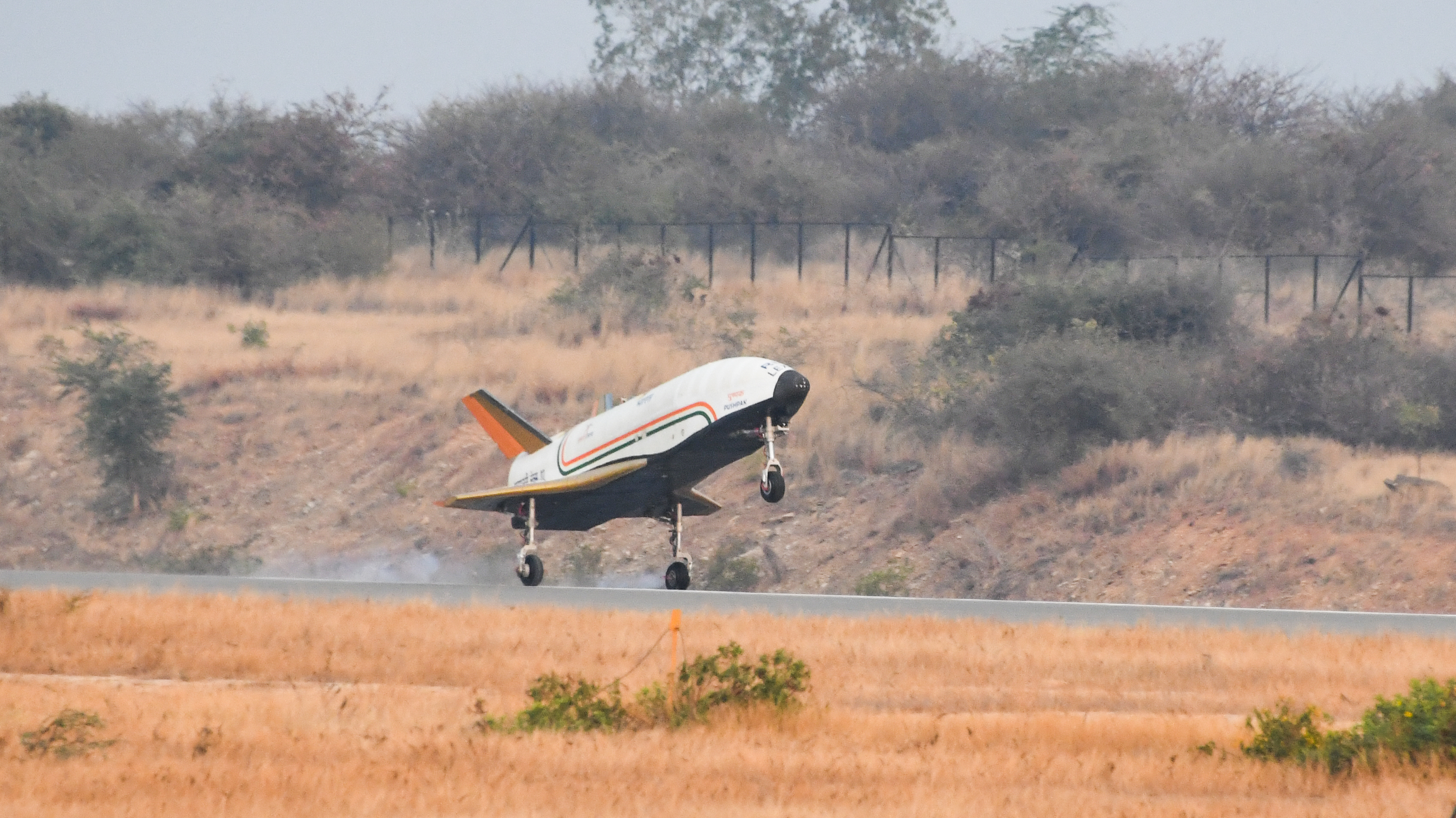 टचडाउन के बाद इसकी वेलोसिटी को घटाकर 100 kmph तक लाया गया