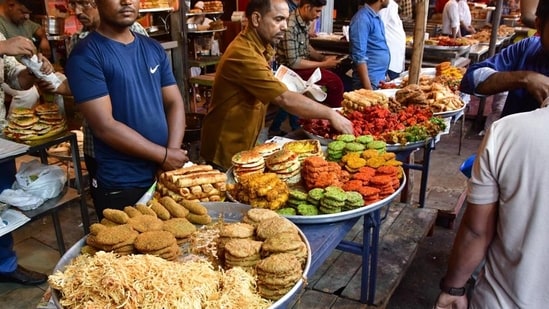 Karnataka health department bans artificial harmful colours in kebabs(Bhushan Koyande/ HT )