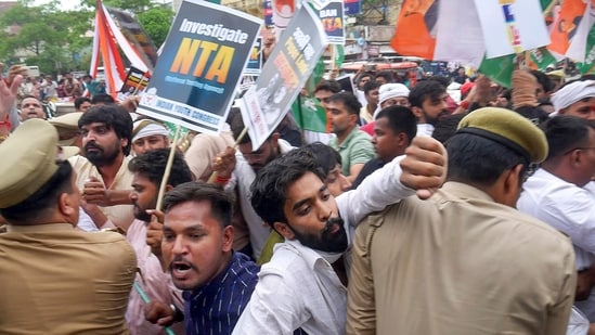 Varanasi: Police personnel try to stop Congress workers during their protest march over the alleged irregularities in NEET-UG 2024 results, in Varanasi, Saturday, June 22, 2024. (PTI Photo)(PTI06_22_2024_000363B)(PTI)