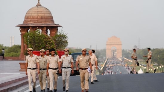 Delhi Police personnel patrol Raisina Hill ahead of the swearing-in ceremony. (Arvind Yadav/HT Photo)