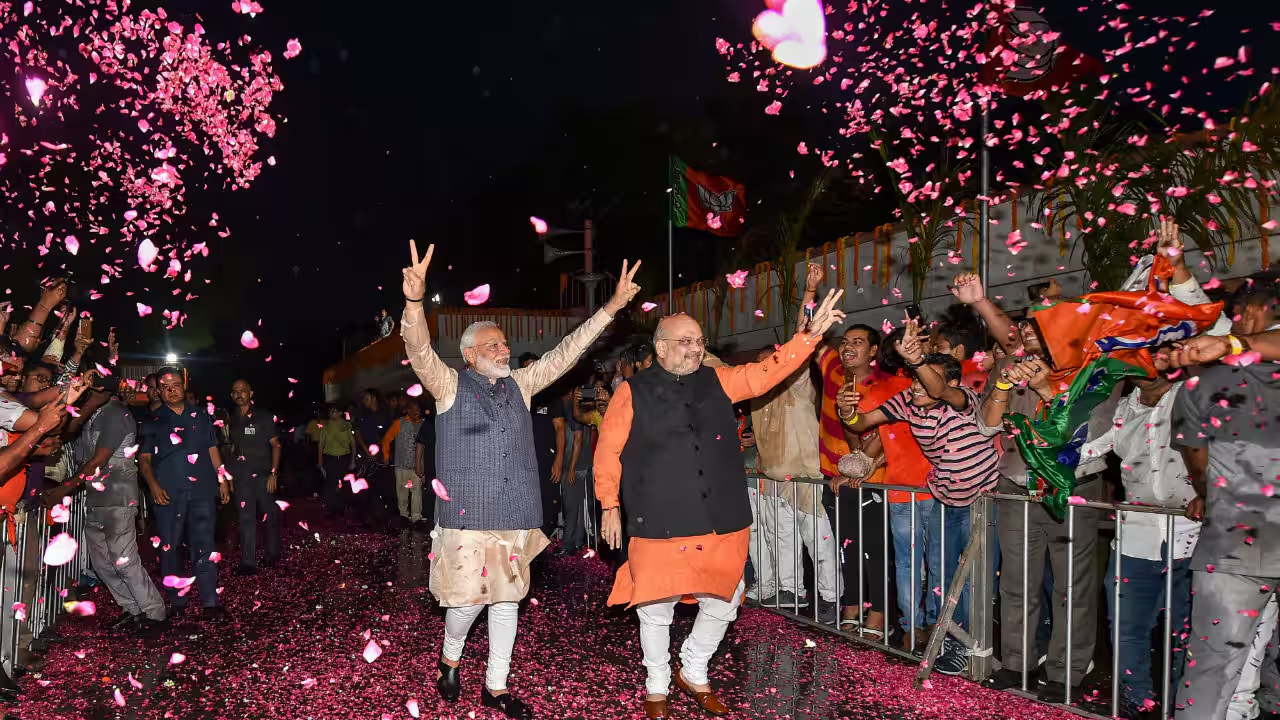 लोकसभा चुनाव में दूसरी बार जीत के बाद 23 मई 2019 को प्रधानमंत्री अमित शाह के साथ भाजपा कार्यालय में पार्टी कार्यकर्ताओं का अभिनंदन करते हुए।