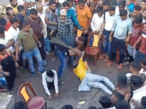 व्यक्ति ने महिला और पुरुष की पिटाई किस बात पर की, इस बारे में कोई जानकारी सामने नहीं आई है। - Dainik Bhaskar