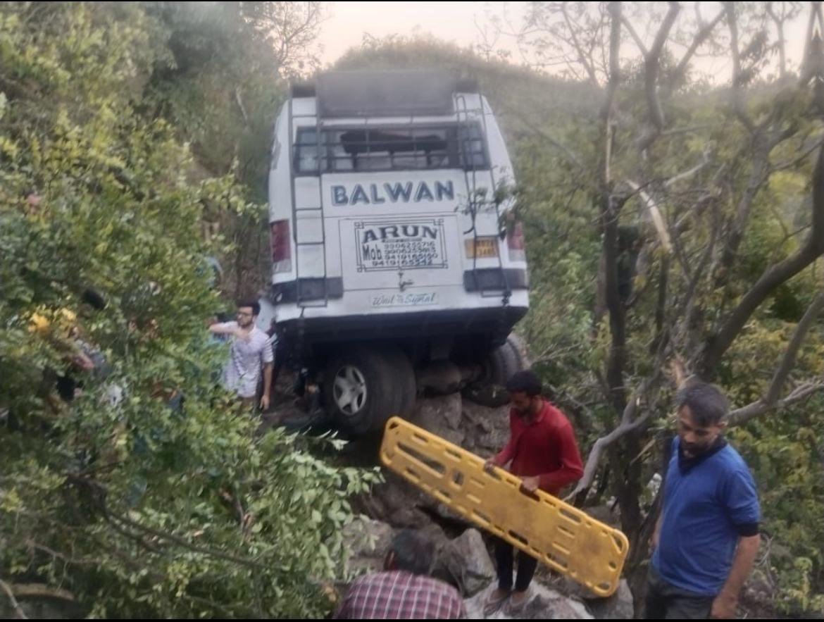 हमले में ड्राइवर घायल हो गया और उसका बस से नियंत्रण खो गया, जिससे बस खाई में गिर गई।