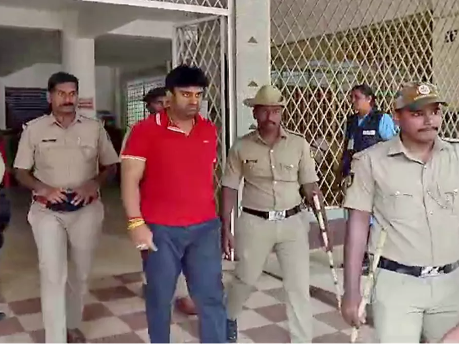 23 जून को मेडिकल टेस्ट के बाद सूरज को हॉस्पिटल से बाहर लेकर जाती पुलिस। - Dainik Bhaskar