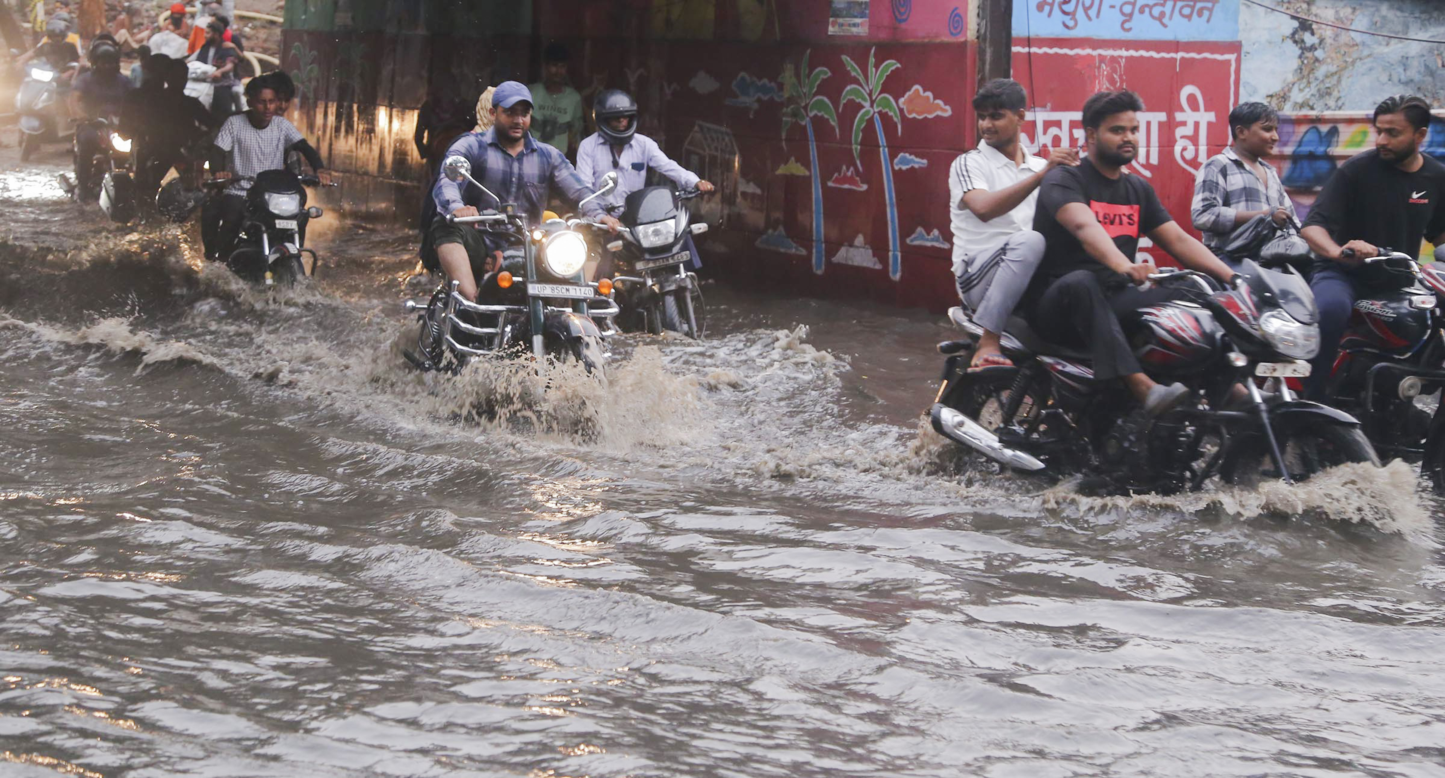 उत्तर प्रदेश के मथुरा में भी सड़कों पर जलभराव हो गया है।