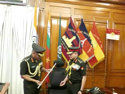जनरल मनोज पांडे (बाएं) ने रिटायरमेंट के बाद जनरल उपेन्द्र द्विवेदी (दाएं) को चीफ ऑफ आर्मी की कमान सौंपी।