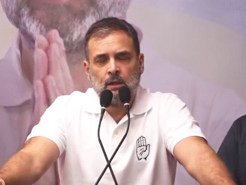 राहुल गांधी शनिवार को अहमदाबाद पहुंचे। उनके संसद में हिंदुओं के कथित विरोध में दिए गए बयान के खिलाफ वीएचपी और बजरंग दल के कार्यकर्ताओं ने प्रदर्शन किया।