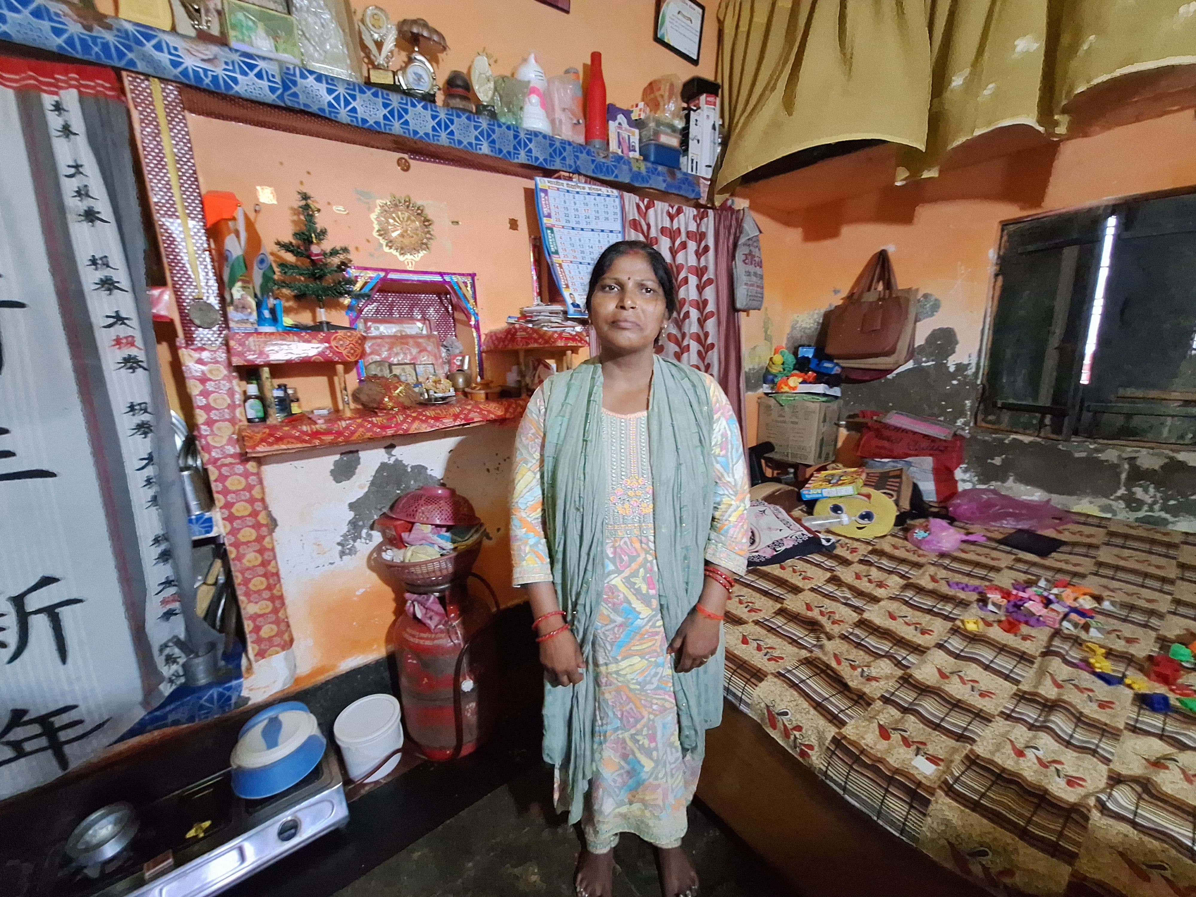 पति की गिरफ्तारी के बाद से संगीता का रो-रोकर बुरा हाल है। एक कमरे के घर में रहती हैं। उसी में रहना, बनाना-खाना होता है।