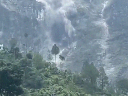उत्तराखंड में बद्रीनाथ नेशनल हाईवे पर पातालगंगा लंगसी टनल पर पहाड़ का एक बड़ा हिस्सा गिरने से सड़क ब्लॉक हो गई।