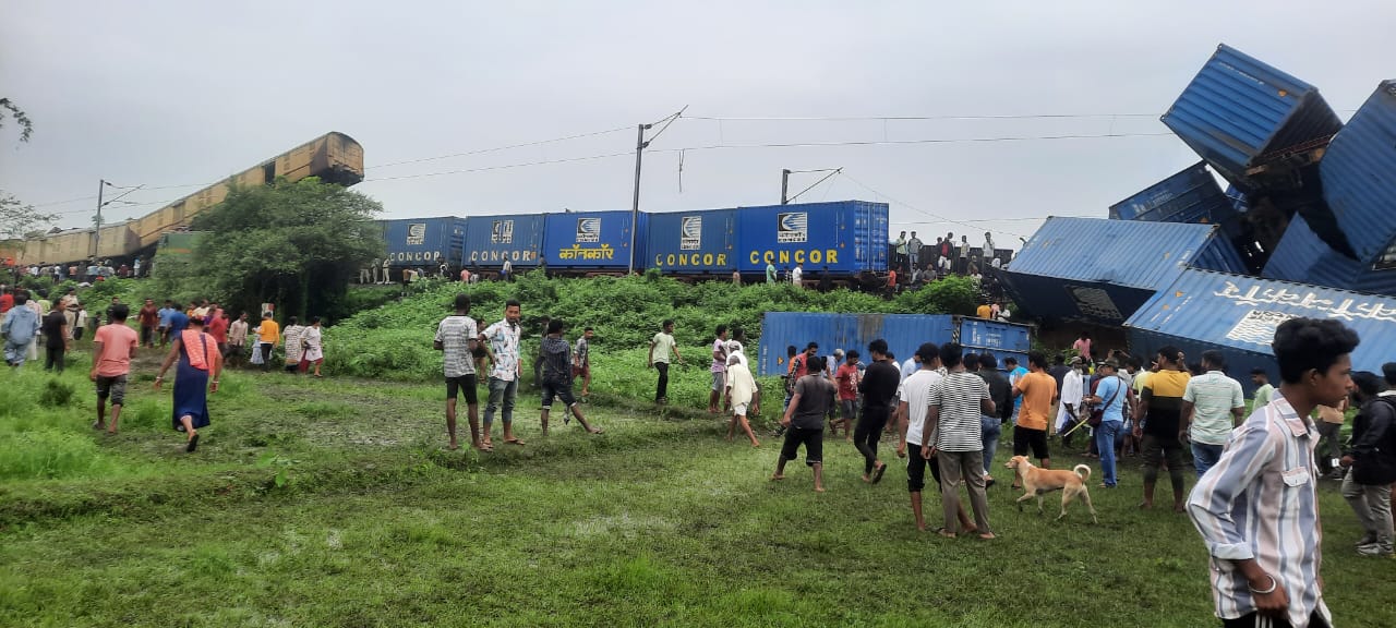 मालगाड़ी पोर्ट पर इस्तेमाल होने वाले भारी वैगन बॉक्स लेकर जा रही थी।