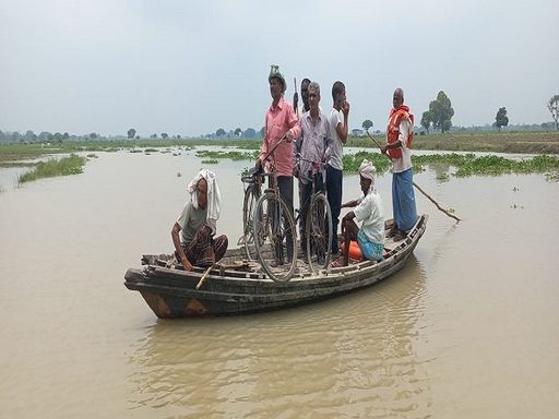 आजमगढ़ में घाघरा खतरे के निशान के करीब पहुंच गई। आस-पास के गांवों में पानी घुस गया है। लोग नाव से आते-जाते हैं।