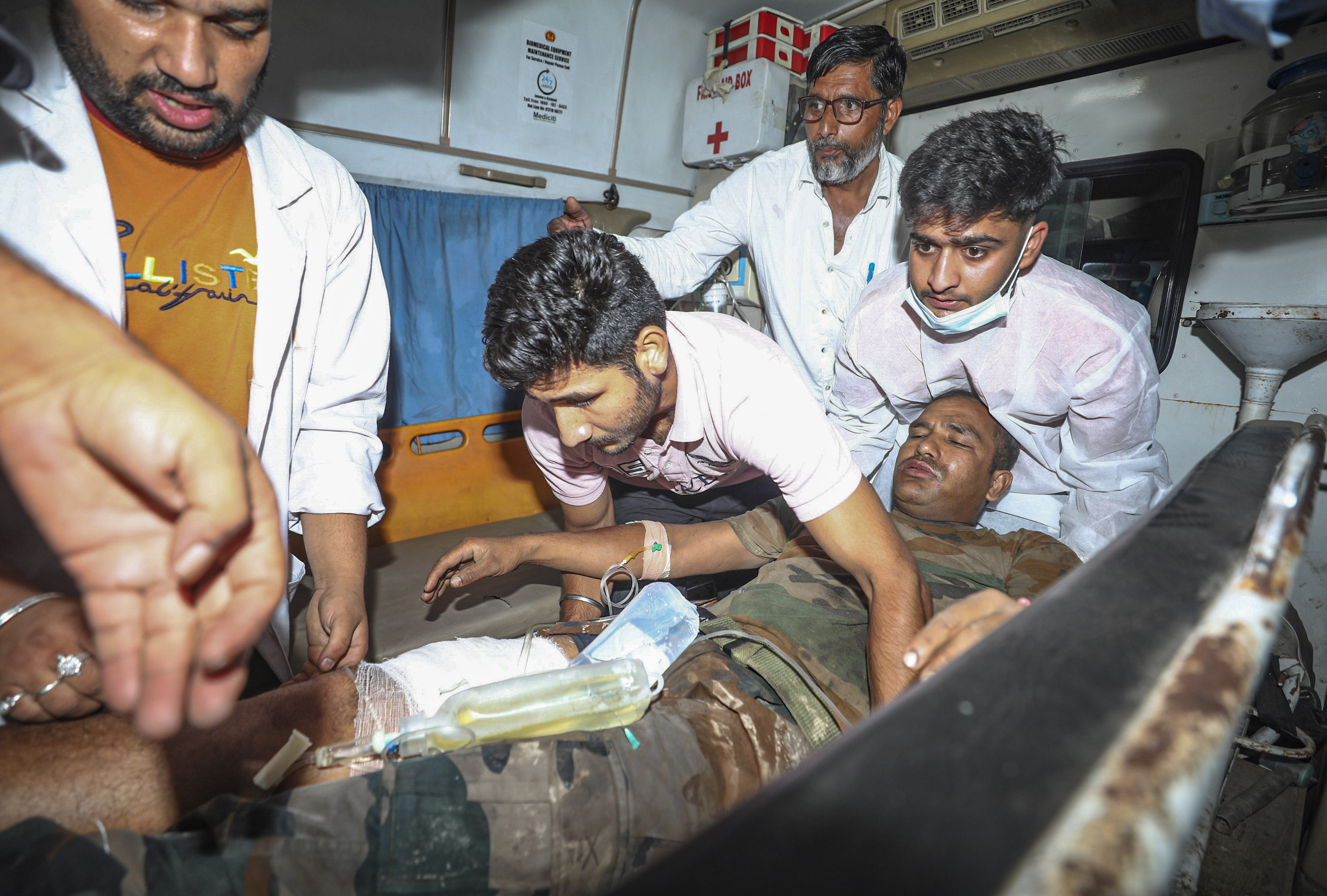 घायल जवान को अस्पताल ले जाने के दौरान रास्ते में ही इलाज चालू कर दिया गया था।
