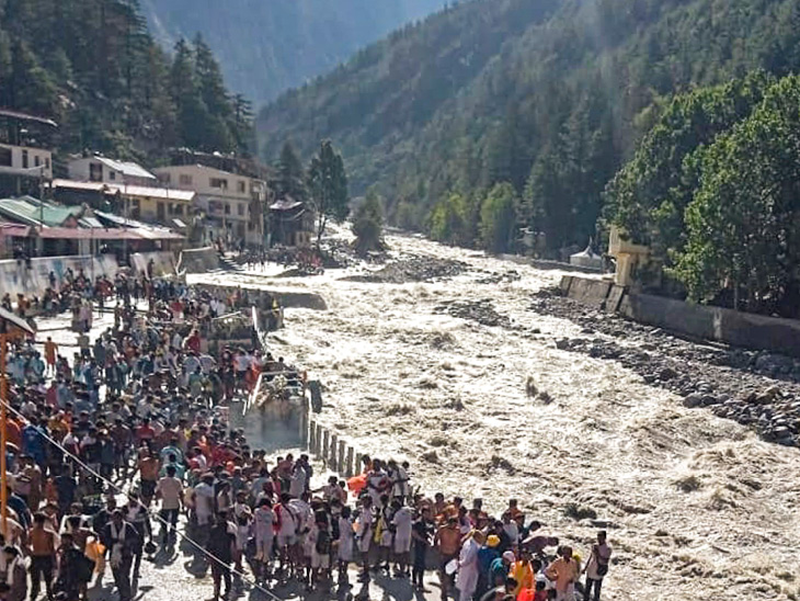 उत्तरकाशी में यमुनोत्री धाम के पास भारी बारिश के चलते घाट-सड़कें बह गए। उत्तरकाशी में 30 जुलाई को सामान्य से 2% ज्यादा बारिश हुई।