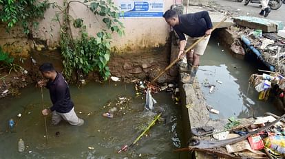 Assam: आठ साल के बच्चे को कीचड़ से भरे नाले में ढूंढ रहा था पिता, 72 घंटे बाद चार किलोमीटर गहराई में मिला शव Body of boy who fell into drain in Guwahati recovered news and updates