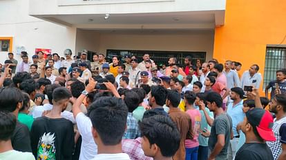 Bihar : निर्माणाधीन मकान का हिस्सा गिरा, चार की मौत; भड़की भीड़ का सरकारी डॉक्टर के आवास-क्लिनिक में उपद्रव Bihar News : Part of under construction building collapsed in East Champaran Bihar, four died in accident