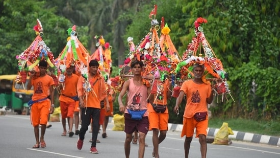 Traffic was resumed only after police personnel pacified the Kanwariyas and provided them holy Ganga water kept in reserve at a police station, reported PTI. (HT Photo) Traffic was resumed only after police personnel pacified the Kanwariyas and provided them holy Ganga water kept in reserve at a police station, reported PTI. (HT Photo)