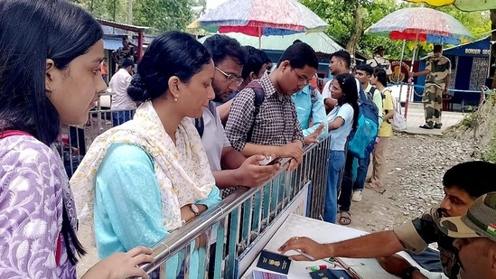 Students studying in Bangladesh upon their arrival in India, at the Hili International Immigration check post in Dakshin Dinajpur district of West Bengal on Sunday.(PTI) Students studying in Bangladesh upon their arrival in India, at the Hili International Immigration check post in Dakshin Dinajpur district of West Bengal on Sunday.(PTI)
