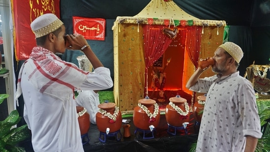 On the occasion of the coming Muharram of the Muslim community, Earth pots have been kept in Mumbra for people to drink water. (HT Photo)