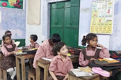 UP : प्राथमिक शिक्षकों की आज से लगेगी डिजिटल अटेंडेंस, विरोध हुआ तेज; फैसला न बदलने पर आंदोलन की चेतावनी UP: Digital attendance of primary teachers will start from tomorrow, protest intensified, there will be agitat