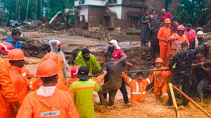 People make frantic phone calls seeking help after deadly landslides in Wayanad news in hindi