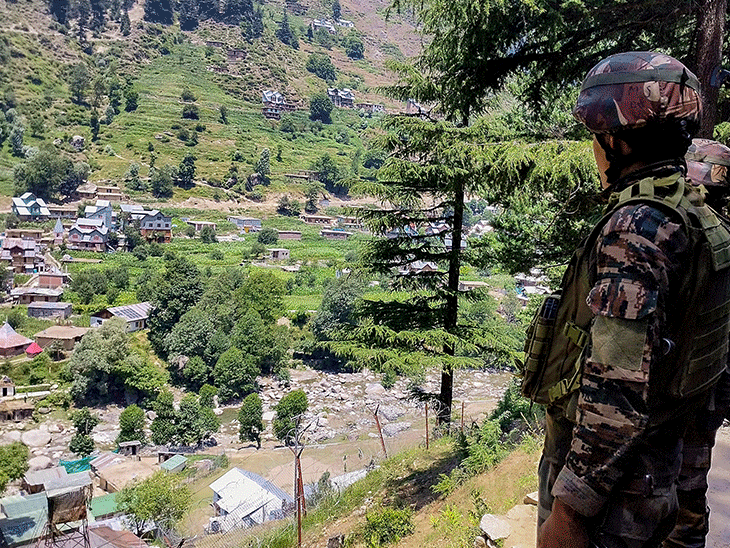 सीमा पार से घुसपैठ कर डेसा जंगल में छिपे आतंकियों को ढूंढने के लिए ऑपरेशन तेज कर दिया गया है। - Dainik Bhaskar