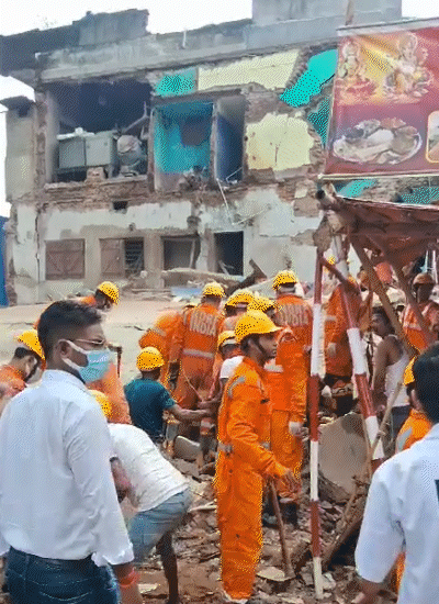 मलबे का हटाने का काम किया जा रहा है।