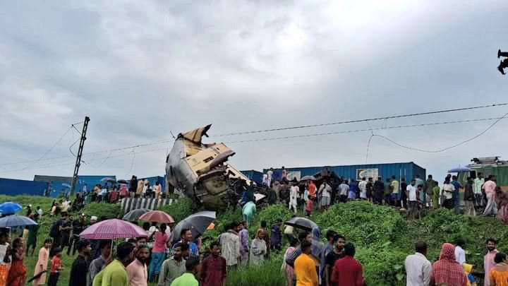 मालगाड़ी के इंजन से पैसेंजर ट्रेन के पांच डिब्बों को नुकसान पहुंचा था।