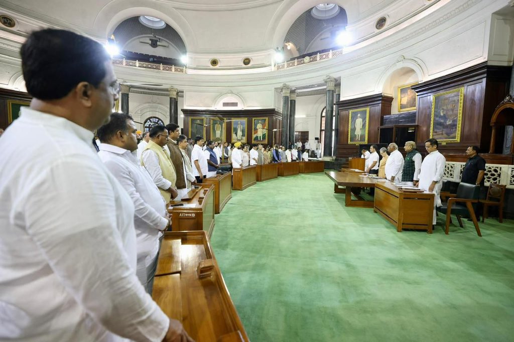 कांग्रेस संसदीय दल की बैठक में वायनाड और दिल्ली की घटना में मारे गए लोगों को श्रद्धांजलि दी गई।