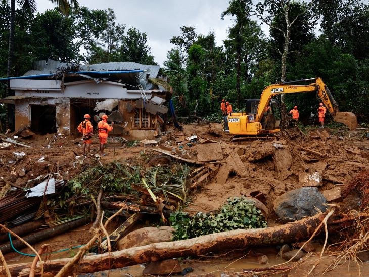 NDRF की टीम JCB मशीन से मलबा हटाकर शवों को बाहर निकाल रही है।