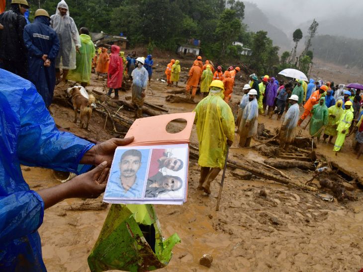 तस्वीर वायनात के चूरलमाला की है। यहां एक शख्स NDRF को अपने लापता परिजनों की तस्वीर दिखाकर उनकी जानकारी ले रहा था।