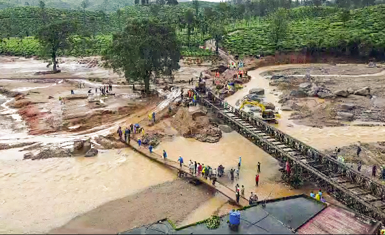 वायनाड के चूरलमाला में आर्मी ने ब्रिज बना लिया है। इससे रेस्क्यू ऑपरेशन में तेजी आएगी।