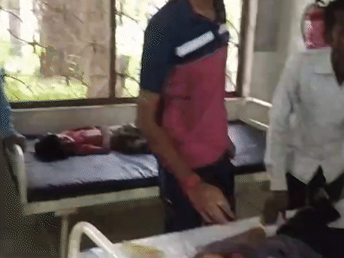 घायल बच्चों को अस्पताल में भर्ती कराया गया है।
