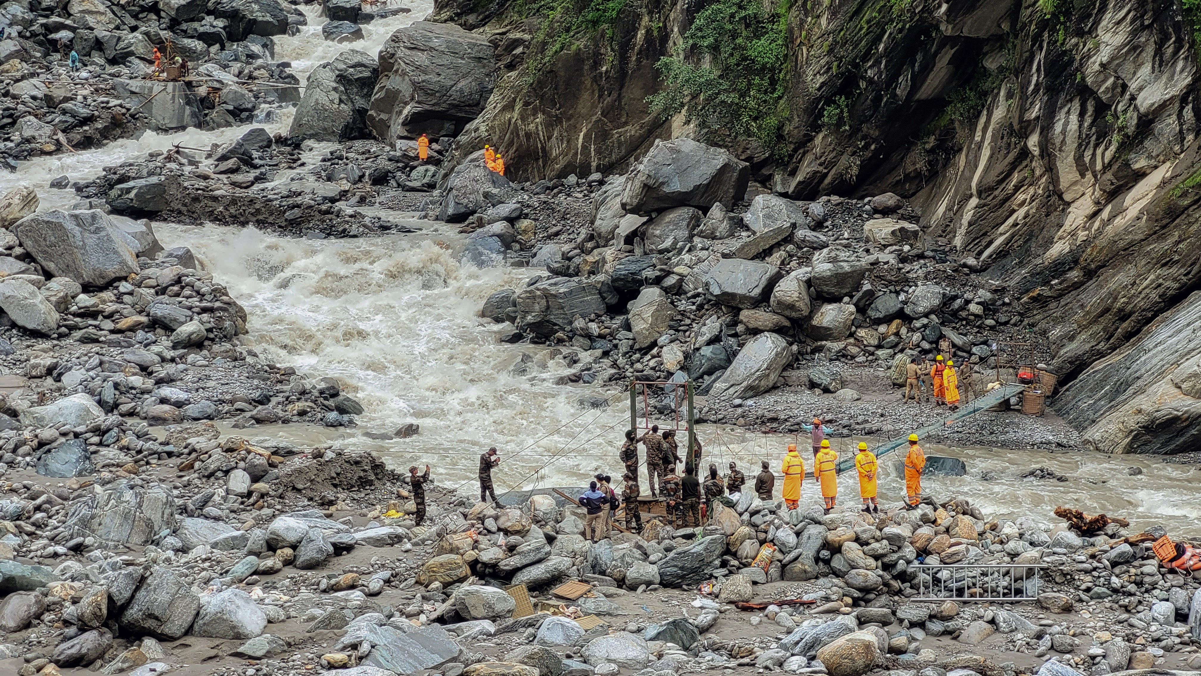 उत्तराखंड के सोनप्रयाग के लैंडस्लाइड प्रभावित इलाकों में भारतीय सेना का सर्च और रेस्क्यू ऑपरेशन जारी है।