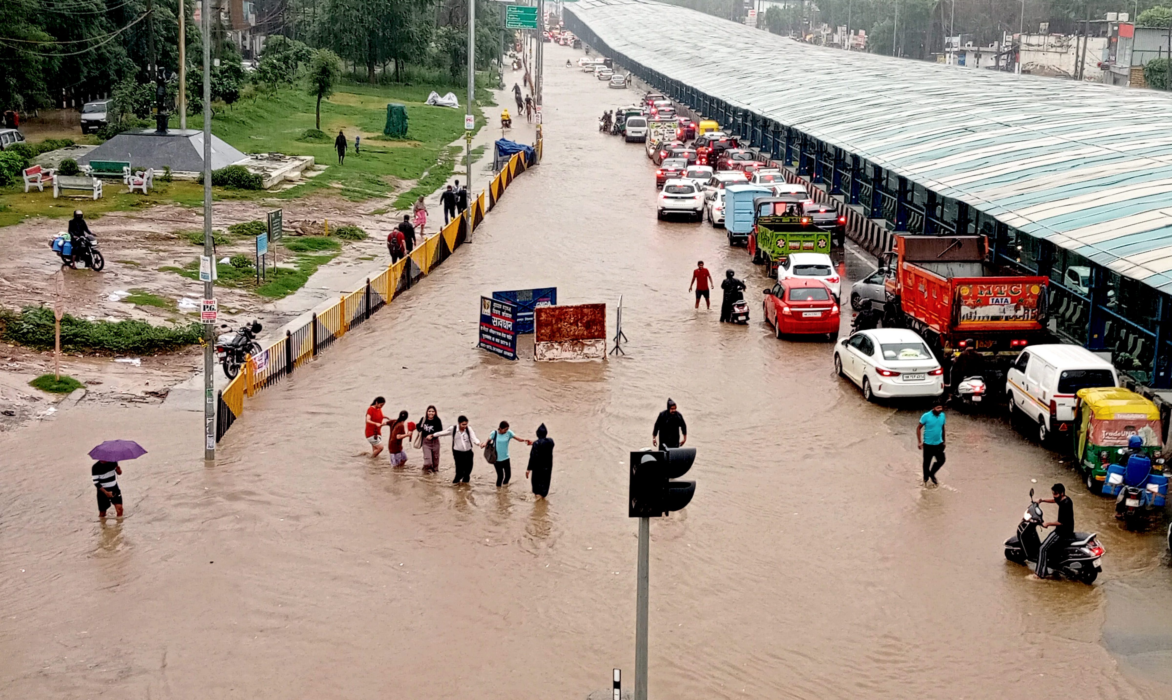 दिल्ली-एनसीआर में बारिश के बाद दिल्ली-गुरुग्राम एक्सप्रेसवे पर जाम लगा।