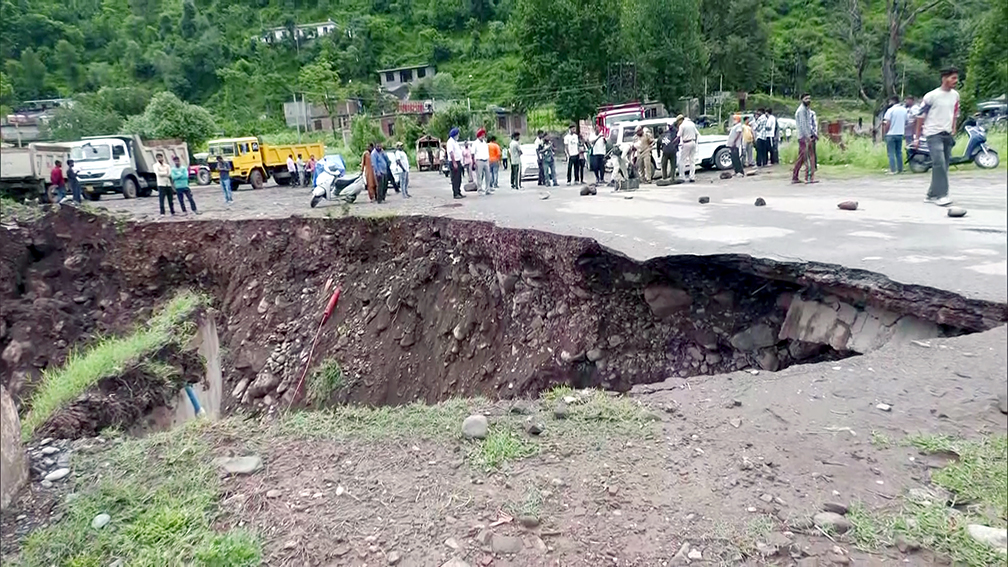 जम्मू-कश्मीर के पुंछ में बाढ़ के कारण द्रुंगली नाले पर बने पुल का हिस्सा ढह गया।