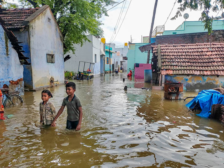 तमिलनाडु में भी बारिश का दौर जारी है। यहां कृष्णागिरी जिले के कावेरीपट्नम में एक रिहायशी इलाके में काफी पानी भर गया।