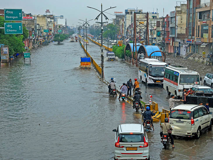 जयपुर में भारी बारिश के चलते सीकर रोड के बड़े हिस्से में पानी भर गया।