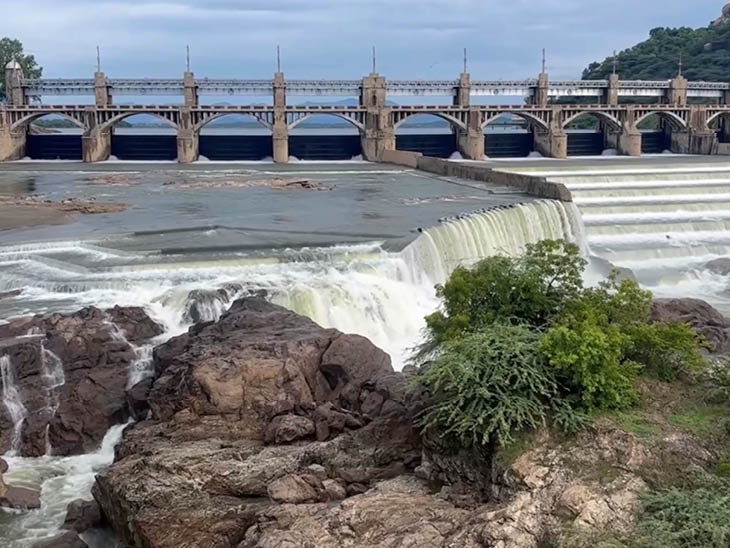तमिलनाडु के सलेम में भारी बारिश के चलते मेटूर बांध के गेट खोल दिए गए हैं।