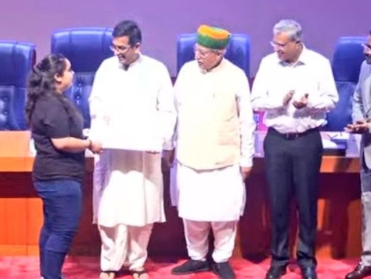 सुप्रीम कोर्ट की तरफ से उन 1065 छात्रों को स्कॉलरशिप सर्टिफिकेट सौंपा गया, जिन्होंने कोविड के दौरान अपने माता-पिता, दोनों को खो दिया था।