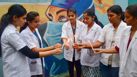 Medical students and doctors take part in a candlelight protest against the sexual assault and murder of a postgraduate trainee doctor in Kolkata.(PTI)