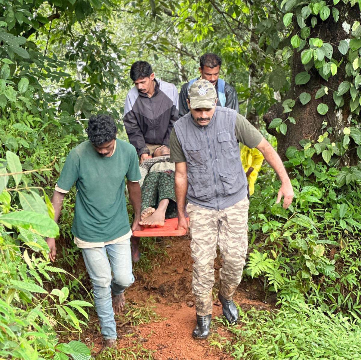 फॉरेस्ट टीम को सबसे पहले एक महिला मिली, जो खाने की तलाश में थी। वही रेस्क्यू कर रहे लोगों को गुफा तक ले गई।