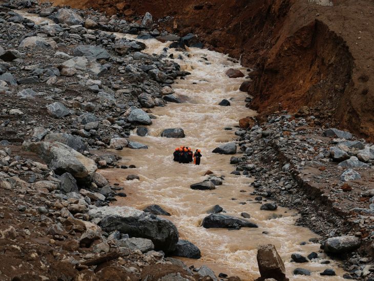 सेना के जवानों और NDRF ने लैंडस्लाइड में फंसे लोगों को सुरक्षित जगहों पर पहुंचाया।