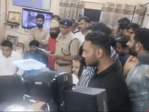 सभी पुलिस अधिकारी खड़े होकर मंत्री को सुनते रहे।