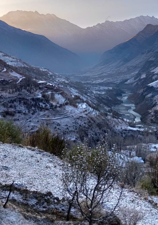 लाहौल स्पीति में बर्फबारी के दौरान तापमान माइनस में पहुंच गया है।