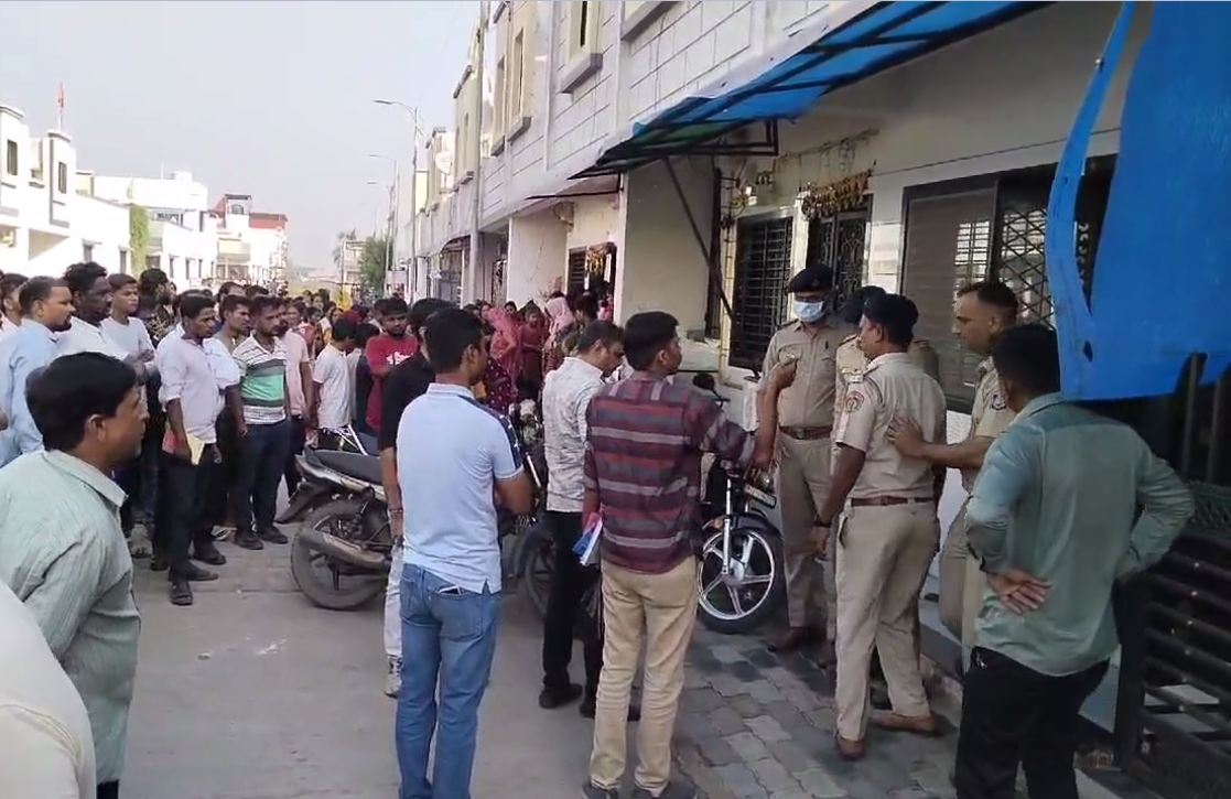 आरोपी कॉन्स्टेबल के घर की तलाशी लेती पुलिस।